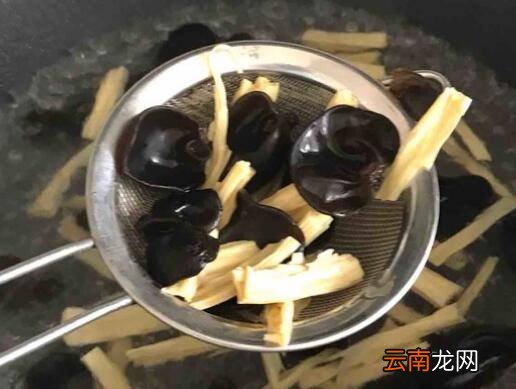 木耳炒鸡肉怎么炒好吃