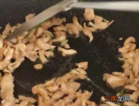 木耳炒鸡肉怎么炒好吃