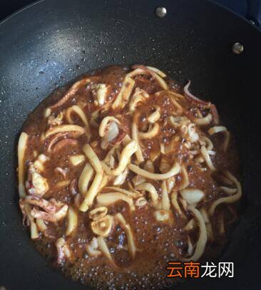 青椒炒鱿鱼怎么炒