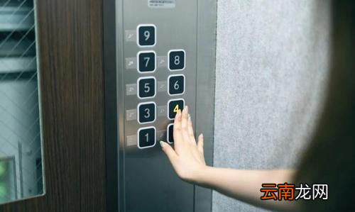 电梯冲顶怎么自救，电梯冲顶怎么办谁的责任