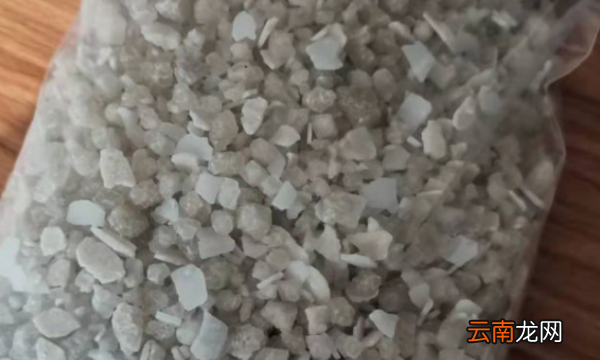 融雪剂和工业盐一样，最常用的融雪剂和普通的工业盐是一种物质