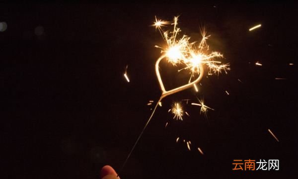 烟花蜡烛怎么点燃，生日蜡烛烟花棒怎么点燃视频