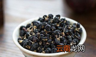 黑枸杞泡水什么颜色 黑枸杞泡水的颜色是什么