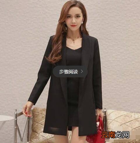 无袖黑色蓬蓬连衣裙怎么搭配外套
