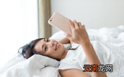 手机放在床头睡觉对人有危害吗