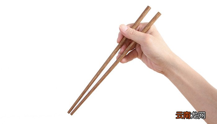 拿筷子的手是左还是右 拿筷子的手是左还是右手