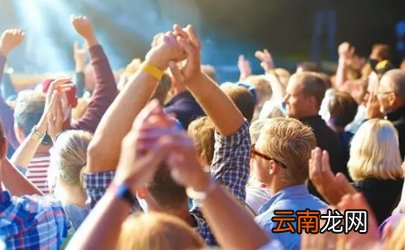 发生踩踏事件时正确的避险姿势