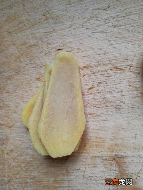 生姜心里变了颜色还能吃吗,姜里面变成这样还能不能吃？？有点墨绿色是什么情况？？？