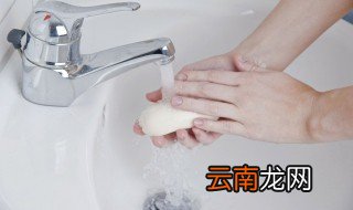 玻璃胶弄手上怎么办 玻璃胶弄手上怎么洗