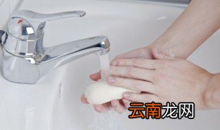 强力胶水粘到手上怎么去除 强力胶水粘到手上如何去除