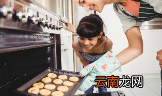 烤饼干不垫油纸可以吗 烤饼干是需要垫油纸对吗