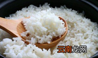 如何制作好吃的五花肉焖米饭 好吃的五花肉焖米饭的做法