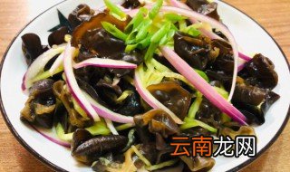 洋葱伴木耳的家常作法 洋葱伴木耳如何做