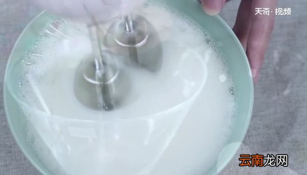 没有打蛋器怎么将蛋清打发 如何用打蛋器打发蛋清