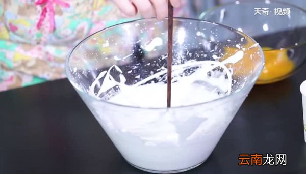 没有打蛋器怎么将蛋清打发 如何用打蛋器打发蛋清