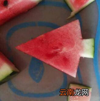 西瓜怎么切成小块三角形