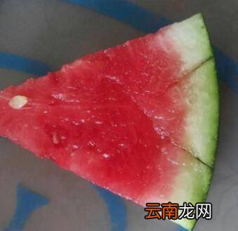 西瓜怎么切成小块三角形