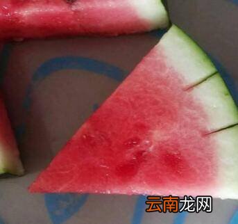 西瓜怎么切成小块三角形