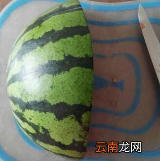西瓜怎么切成小块三角形