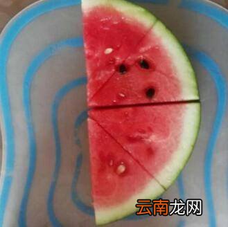 西瓜怎么切成小块三角形