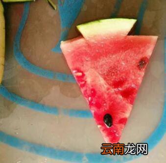西瓜怎么切成小块三角形