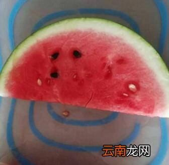 西瓜怎么切成小块三角形