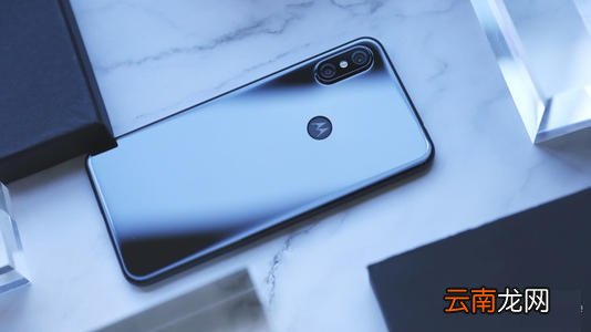 摩托罗拉p30中开启手电筒的具体操作方法