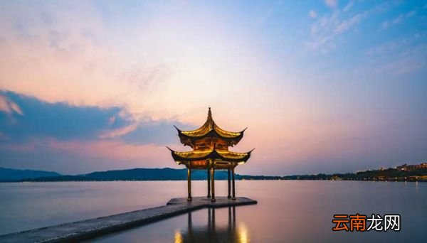 淡妆浓抹的意思是什么三年级	淡妆浓抹的意思是什么
