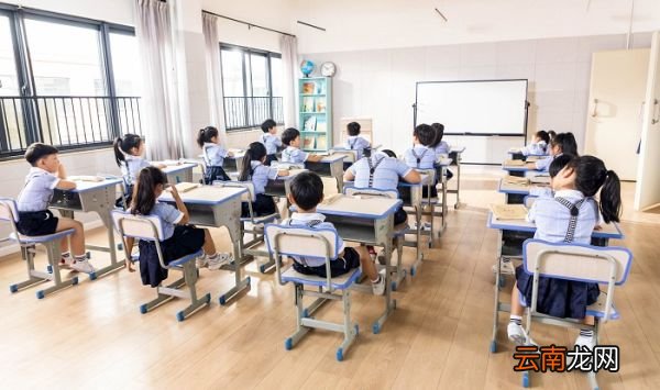 一学期是一年吗 学校指的一学期是多久
