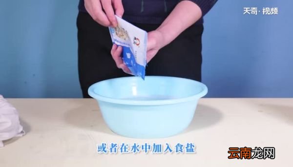 油滴到衣服上怎么洗掉 油滴到了衣服上怎么办
