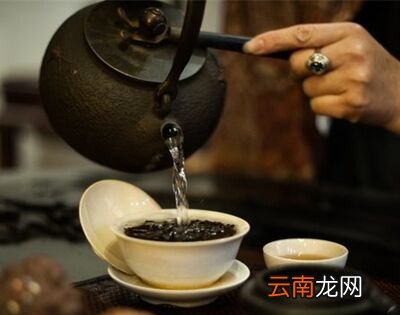 千秋大业一壶茶万丈红尘三杯酒的下一句是啥？