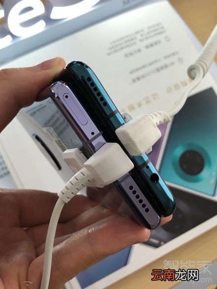华为mate30有圆形耳机孔吗