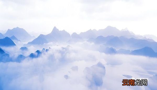 风轻云淡形容人的意思 风轻云淡象征什么意思