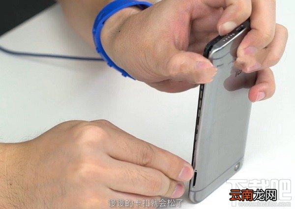 小米5s怎么打开后盖 小米5s后盖拆解教程