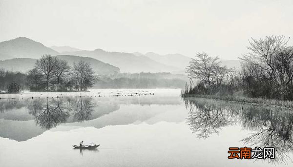 六月二十七日望湖楼醉书的诗意 望湖楼醉书古诗的意思