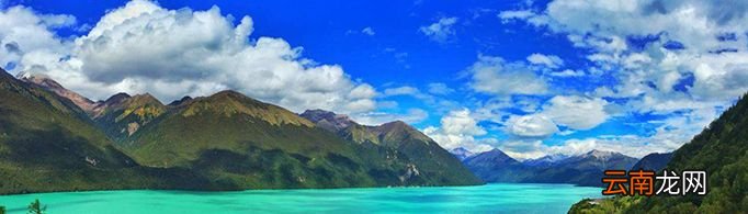 巴松措的湖水为什么五彩斑斓？