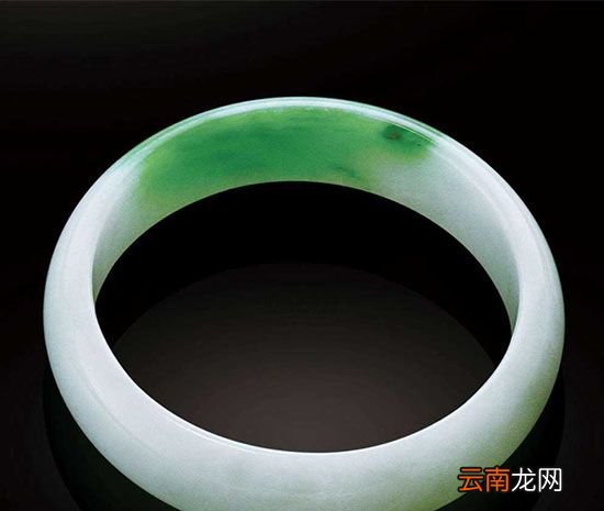 翡翠和玉哪个养人？
