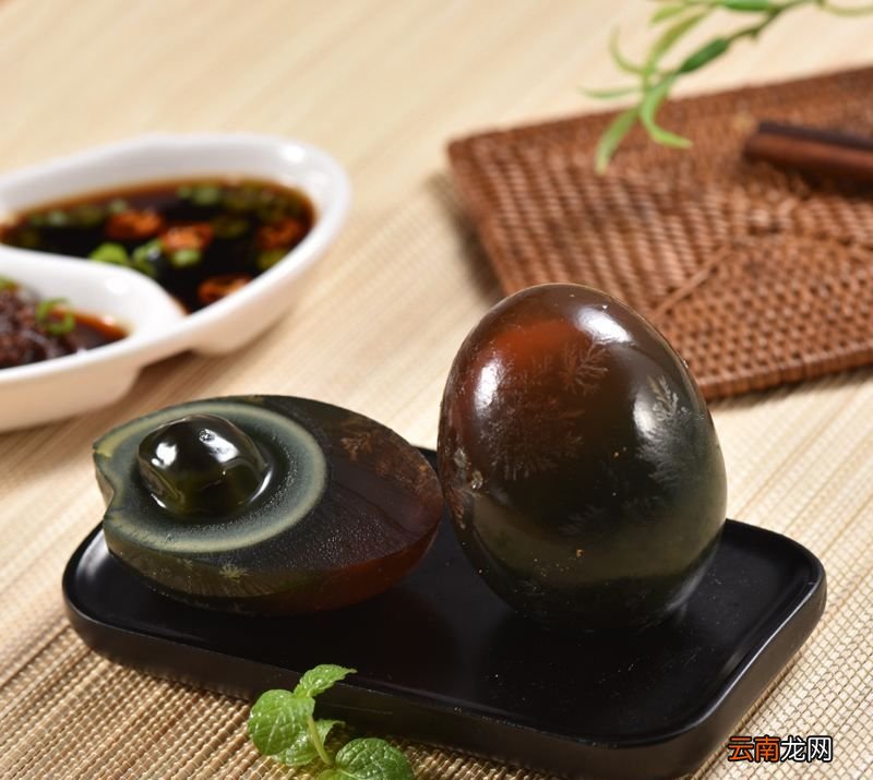 为什么皮蛋的蛋黄多呈青黑色？