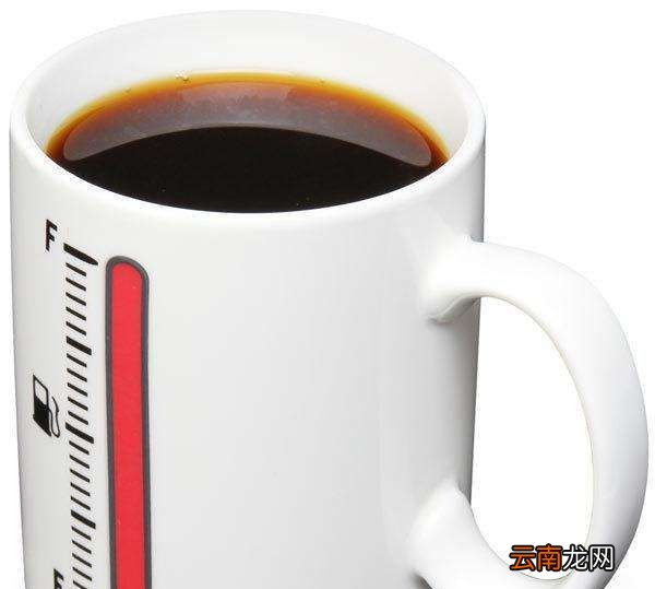 为什么有些杯子加热水后会显现图案？