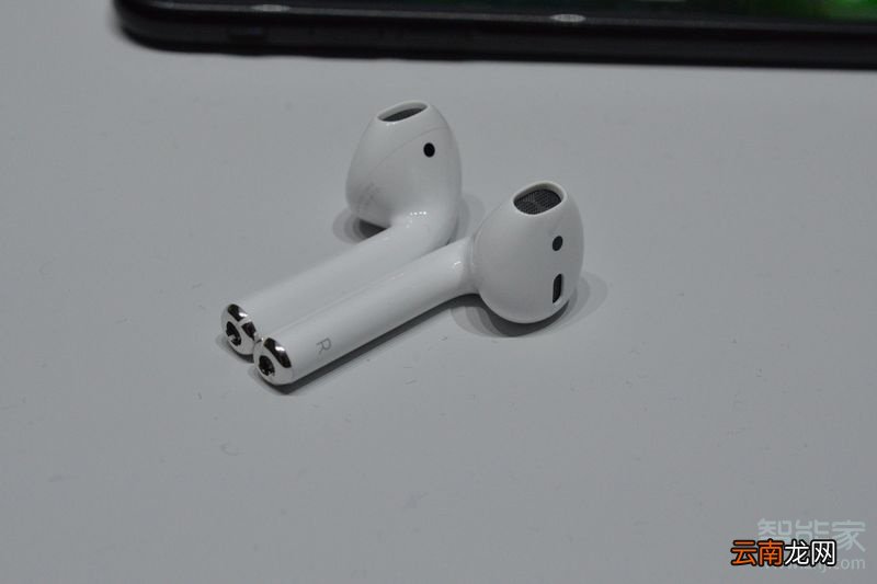 airpods耳机上有灯吗