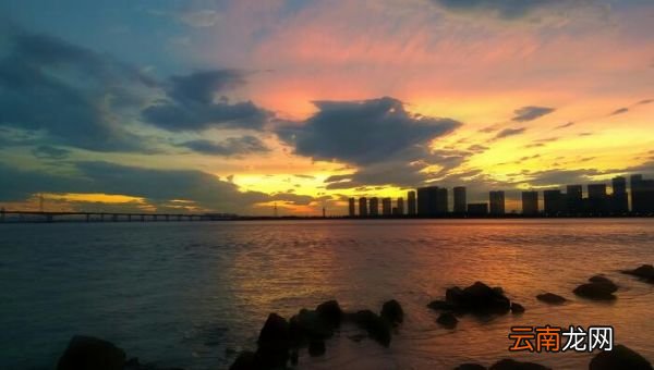 观潮表达了作者什么样的情感 观潮抒发了作者怎样的思想感情