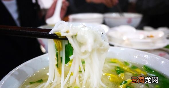 过桥米线的由来是什么？