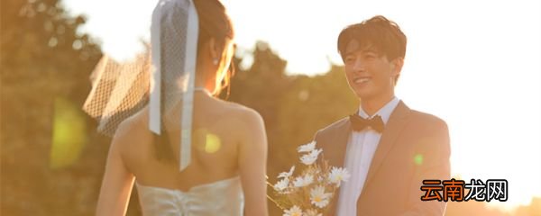 岁月可回首,且以深情共白头什么意思 岁月可回首,且以深情共白头的意思
