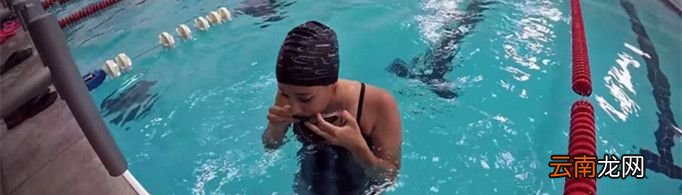 为什么游泳运动员比赛前都要舔一舔泳镜？