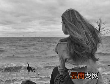 日出东方却落于西是什么意思？