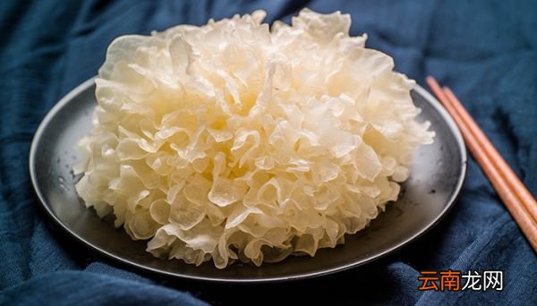 银耳凉拌不焯水有毒吗 银耳凉拌不焯水可以食用吗