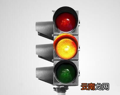 先有红绿灯还是先有汽车？