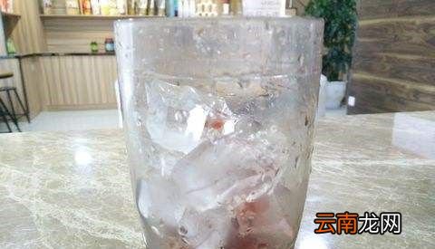 为什么在冰里加盐会使温度降低？