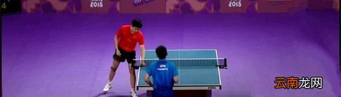 乒乓球运动员发球前为什么要摸桌子?