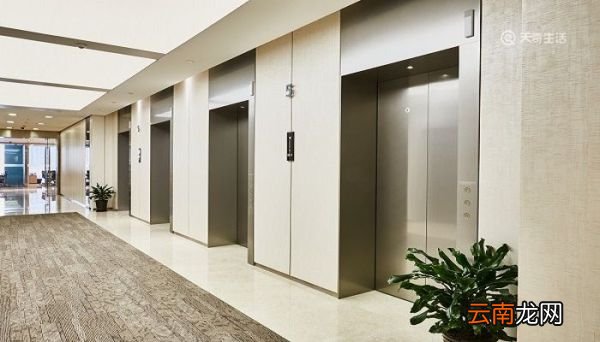 电梯下降怎么自救 电梯下降的自救方法